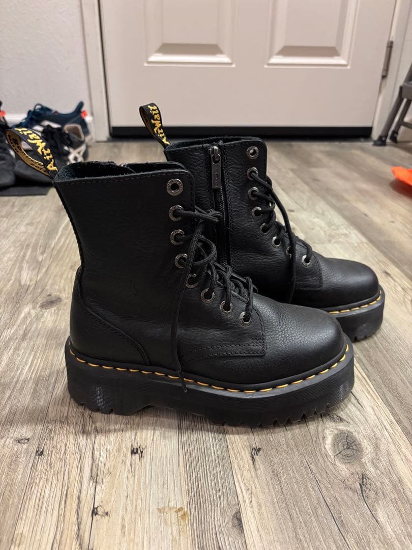 Dr. Martens ブラック厚底ブーツ