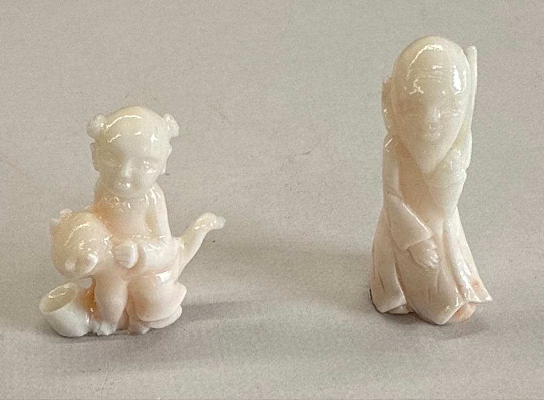白珊瑚　子供と老人の彫刻セット