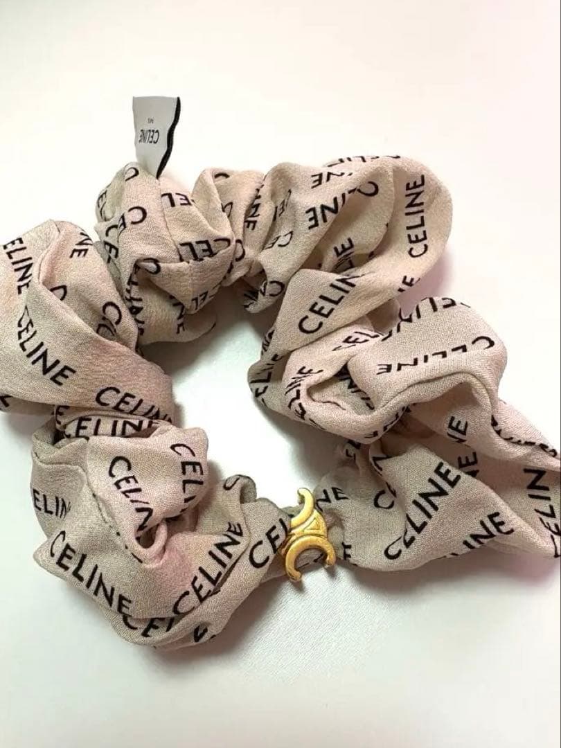 (即日発送)CELINE シルクシュシュ ベージュ ロゴ入り、箱はありません