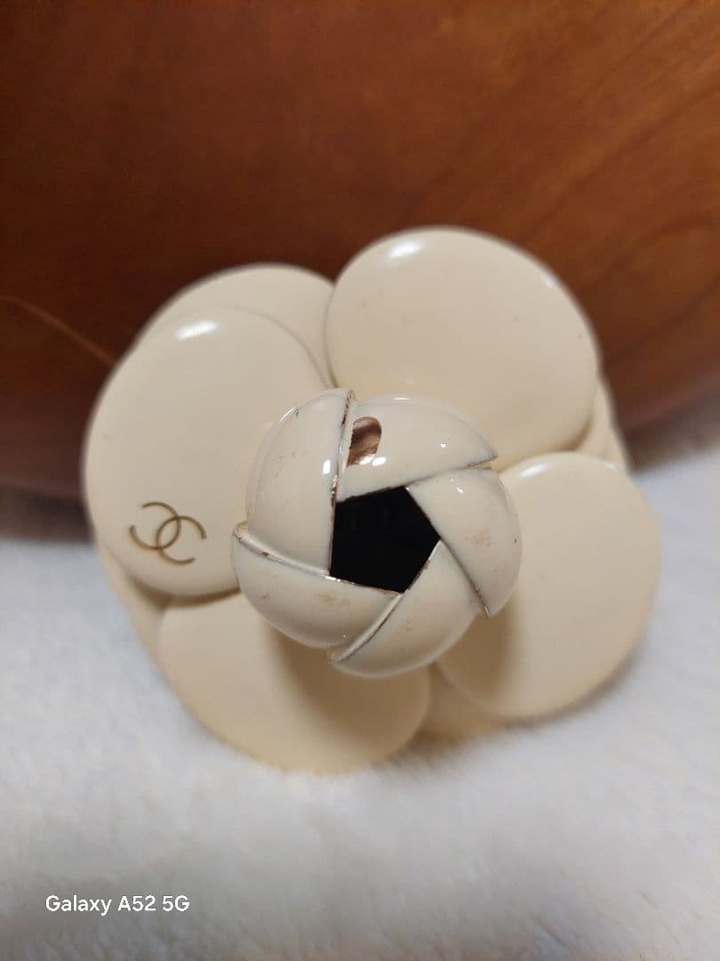 CHANEL アイボリーフラワーブローチ