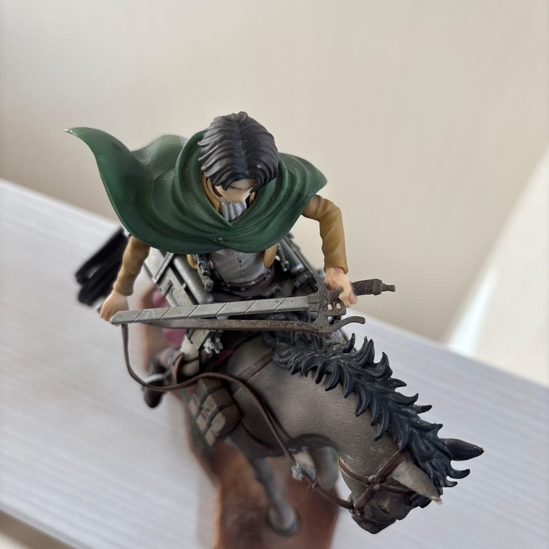 進撃の巨人 一番くじ B賞 リヴァイ 騎馬フィギュア - メルカリ