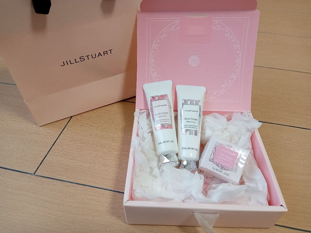 新品！ JILL STUART ハンドクリーム2本とリップバームセット Amazon.co.jp: ジルスチュアート リップバーム・ハンドクリーム セット