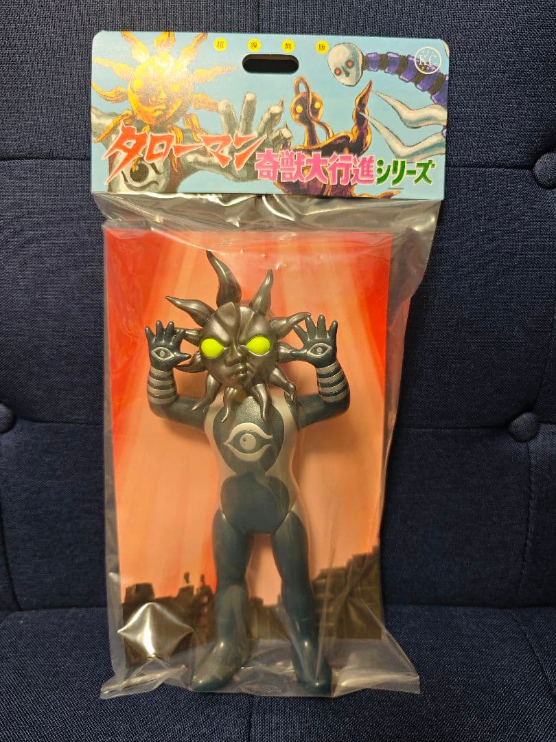 【超希少・抽選品】超復刻版タローマンソフビ人形 ブラックタローマン 新品未開封