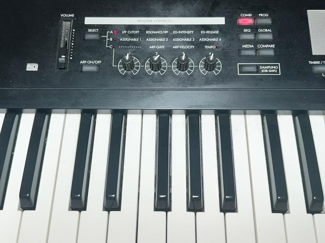 KORG TR76 シンセサイザー/キーボード/基本動作確認済み 76鍵モデル