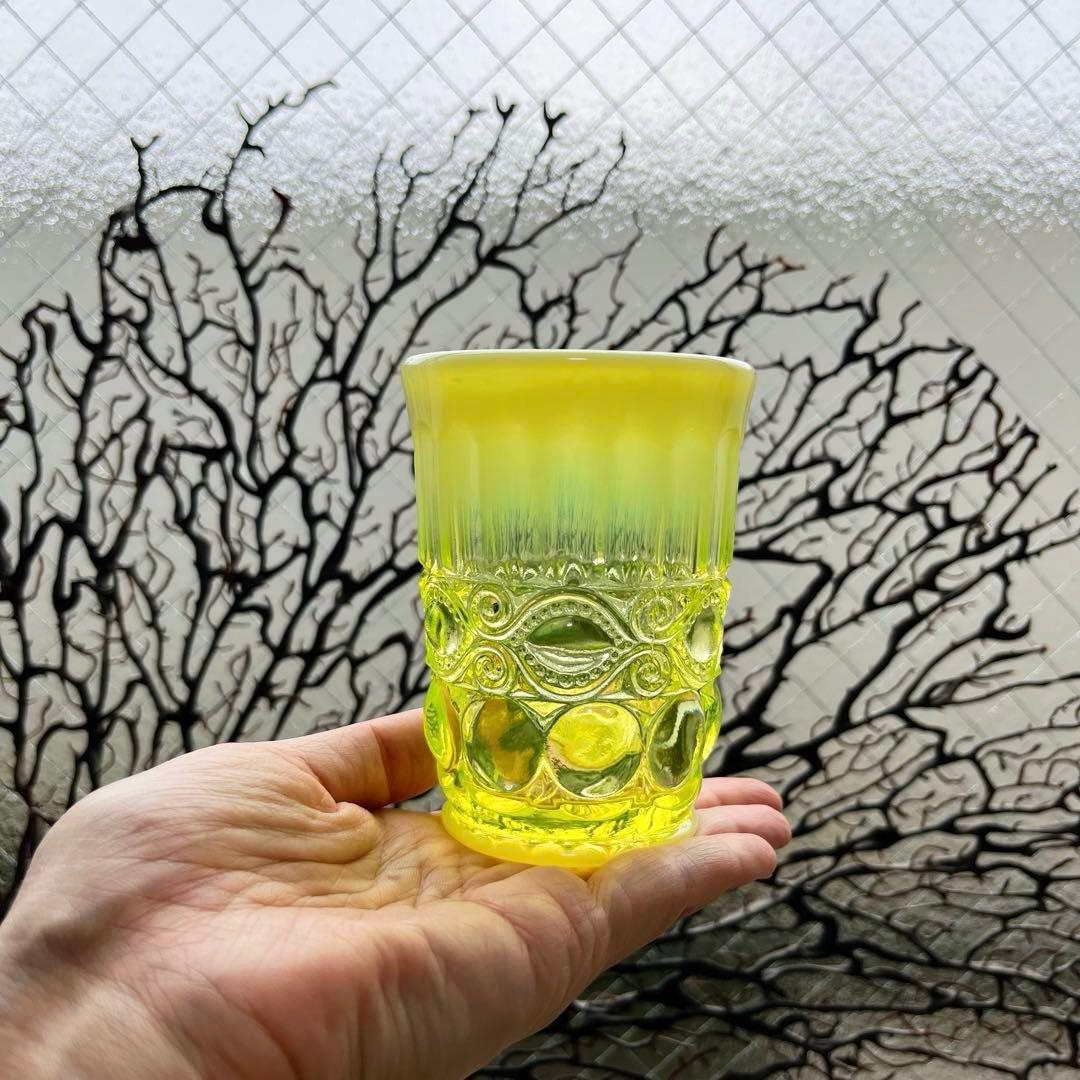 骨董　時代プレス　乳白色暈し　カナリアイエロー　コップ　ゴブレット　ウラン