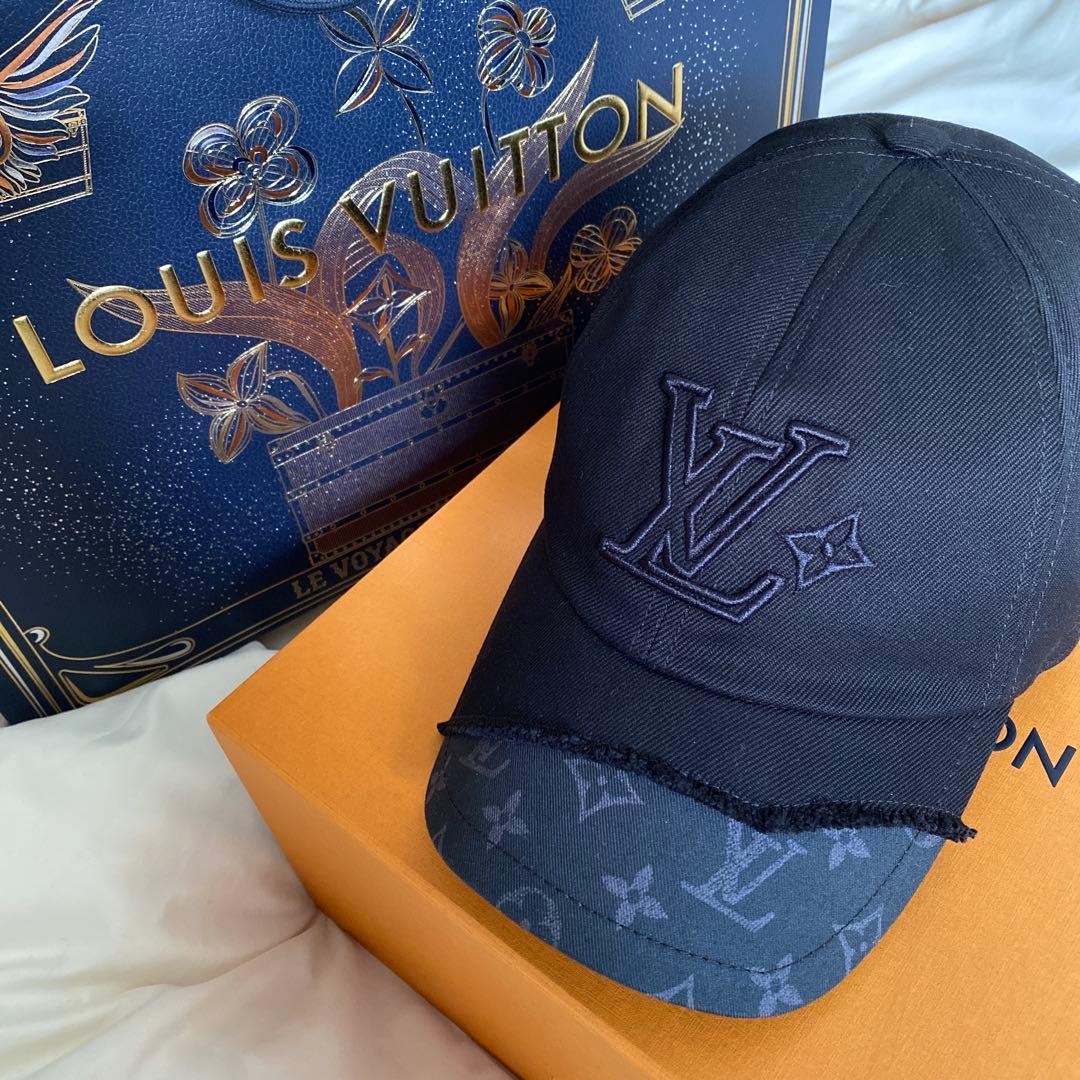 ルイヴィトンの新作キャップです。 一度も使用してなく綺麗な状態です✨️ ルイヴィトン】LV ピローキャップ モノグラム さりげなくLV (Louis