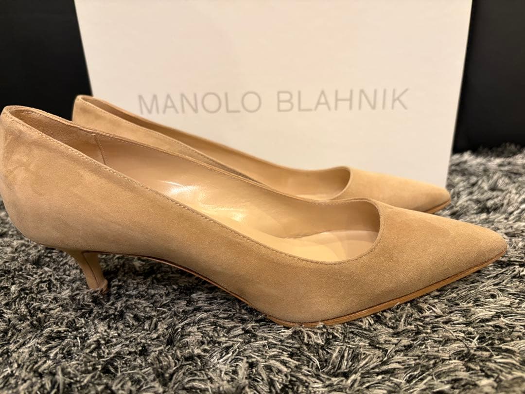 MANOLO BLAHNIK ベージュ スエード パンプス 37 1/2 - メルカリ