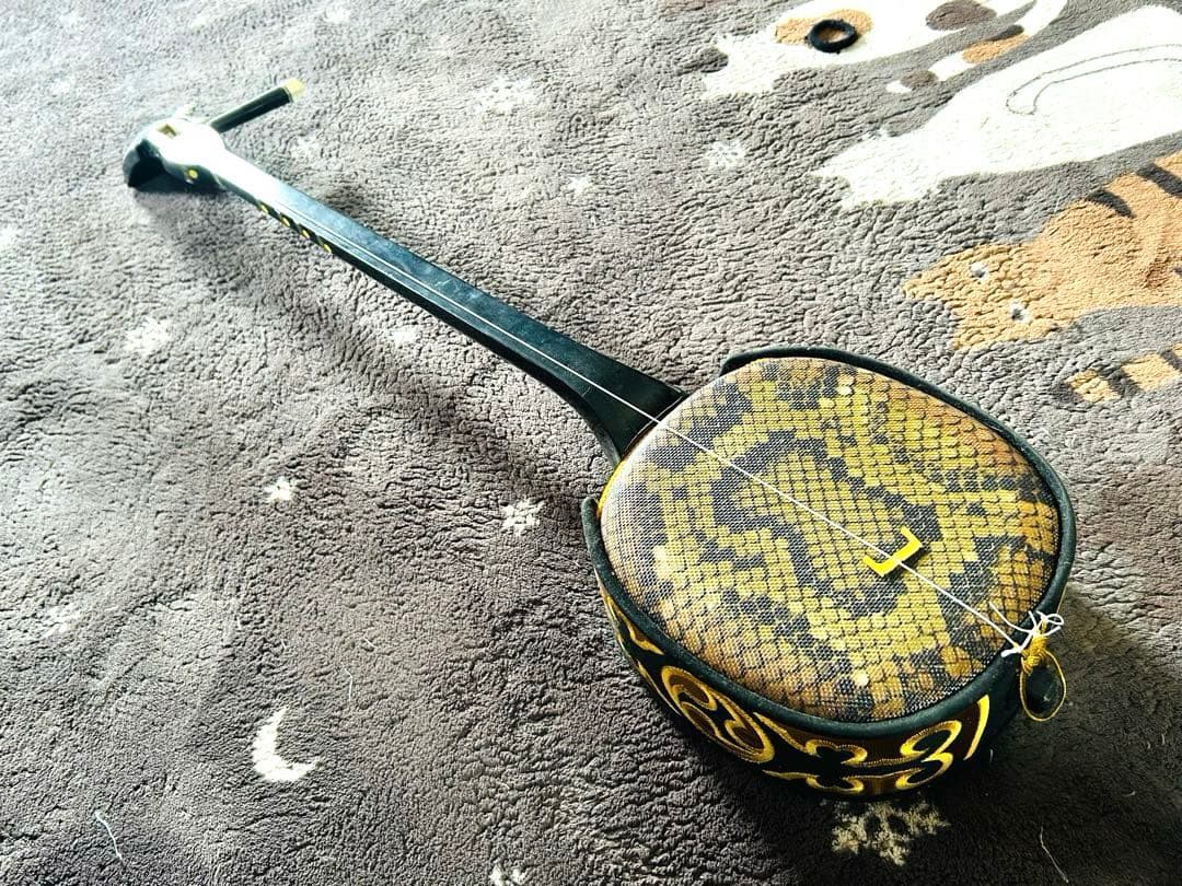 三味線 金色装飾　沖縄三線 人口皮 現状品