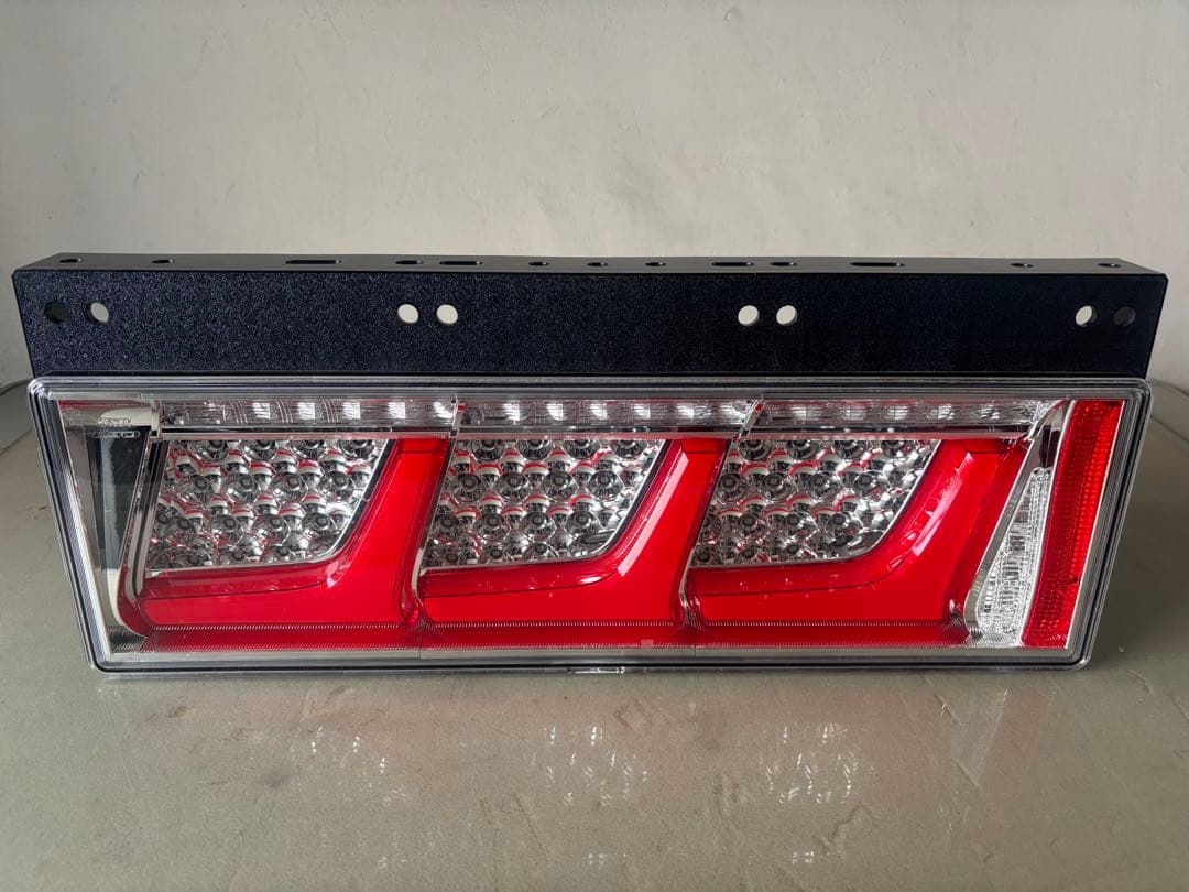 小糸製作所テールランプ三連　ノーマルタイプ 右 小糸製作所 トラック用 オール LED テールランプ テールライト 3連