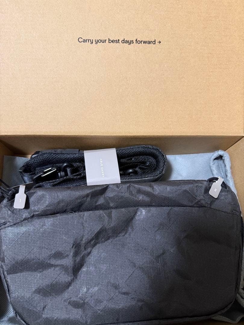 バッグ ABLE CARRY Core Sling Ultra Black 2.5L