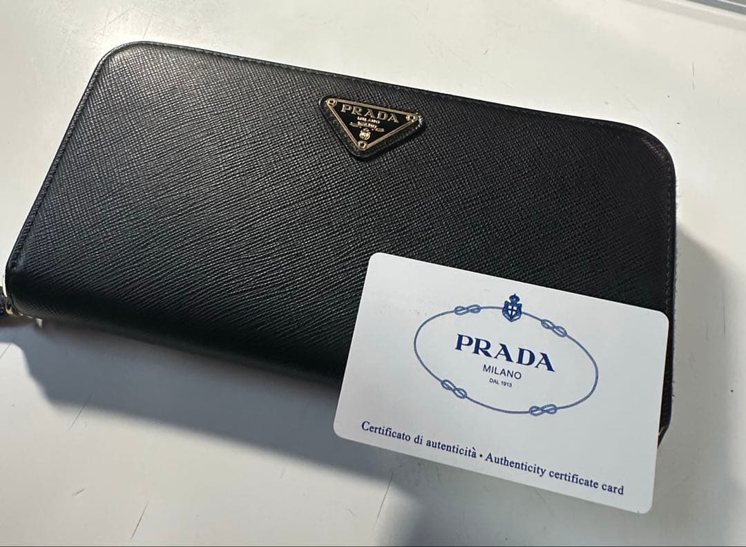 美品　プラダ　サフィアーノ　三角ロゴ　ラウンドファスナー