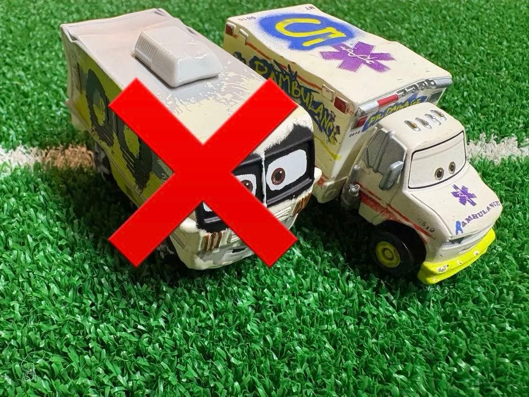 トミカ　カーズ　アーヴィー　ドクターダメージ　2台セット