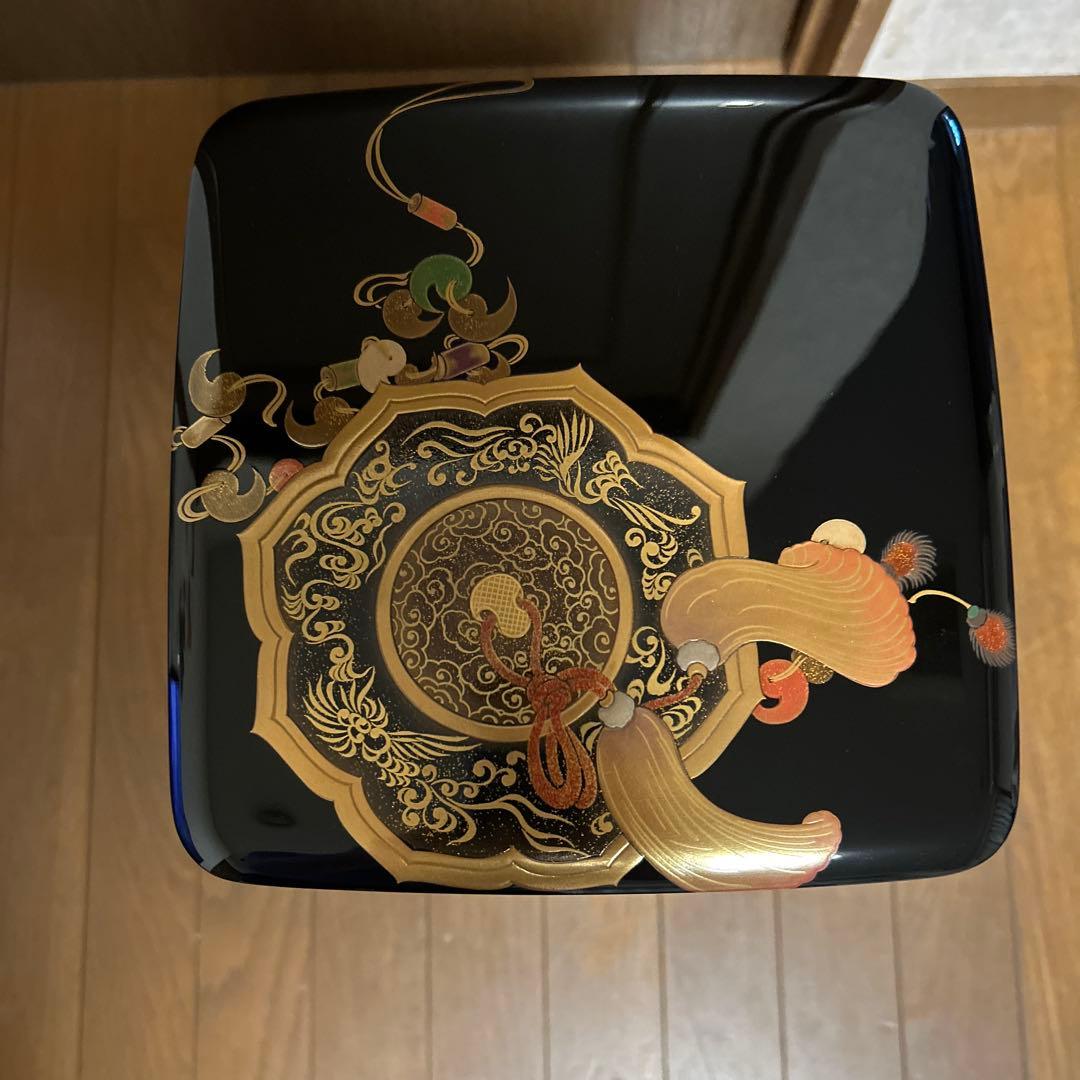 伝統的な輪島塗　黒漆の3段重箱と重台のセット