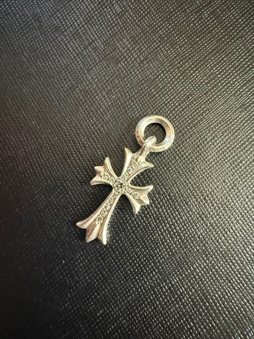 クロムハーツ タイニークロス パヴェ ダイヤ