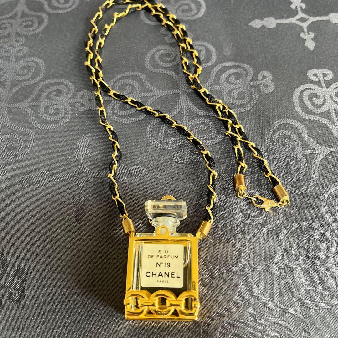 CHANEL N°19 香水ボトルペンダント