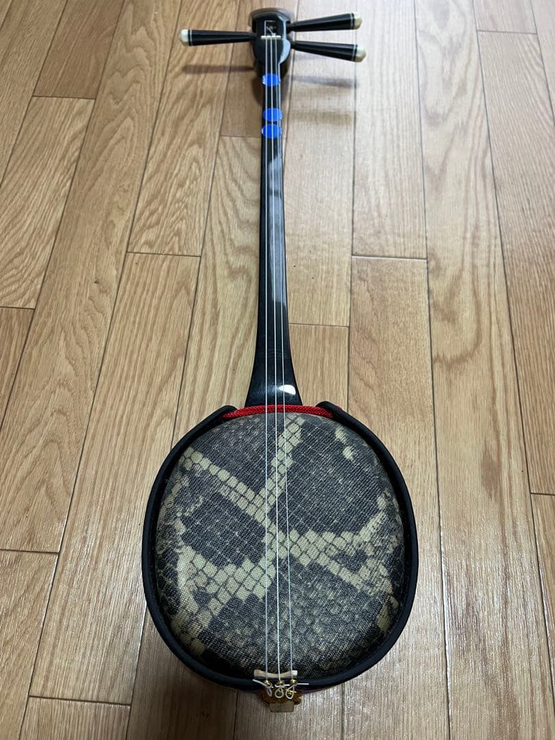 沖縄三線 本体（ウマなし、ビギンの唄本つき）