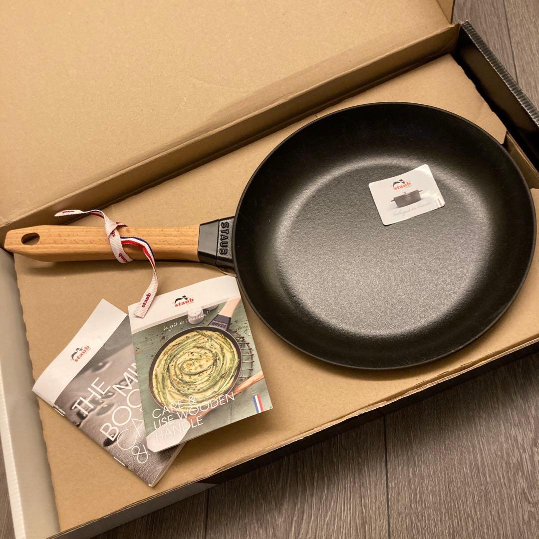 【新品】　STAUB フライパン 鋳鉄製 木製ハンドル