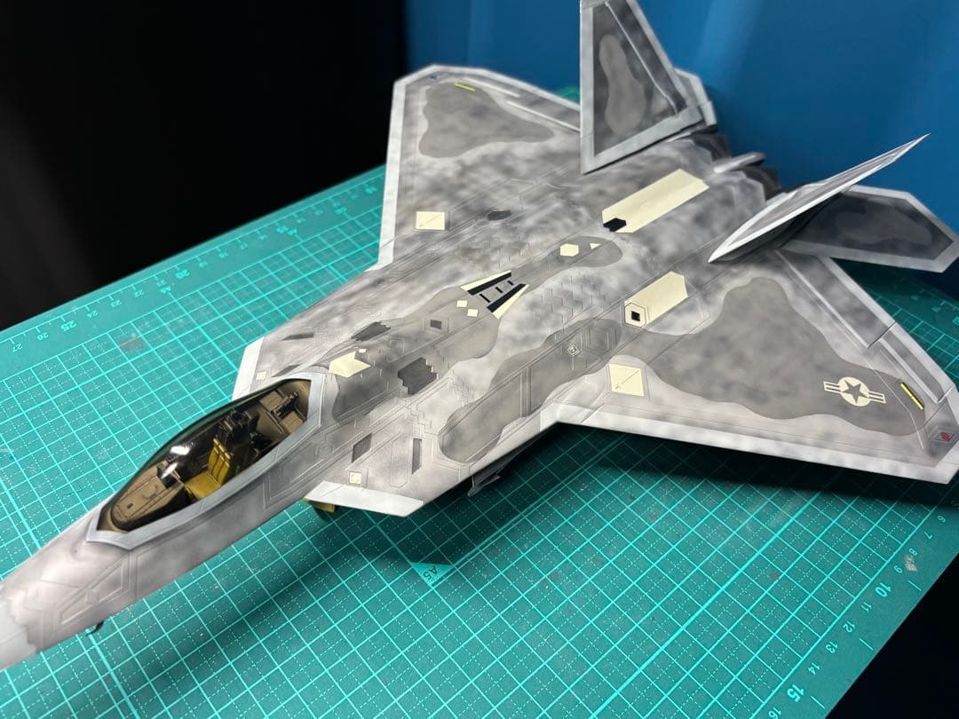 戦闘機　プラモデル　完成品　ハセガワ　1/48 F22 ラプター