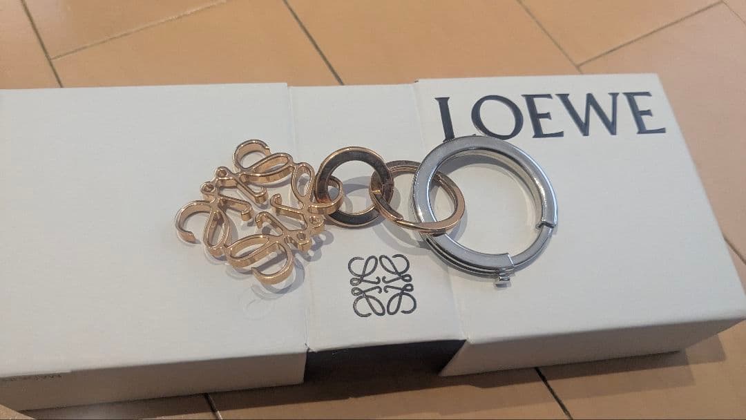 LOEWE メタルキーホルダー ゴールドシルバー