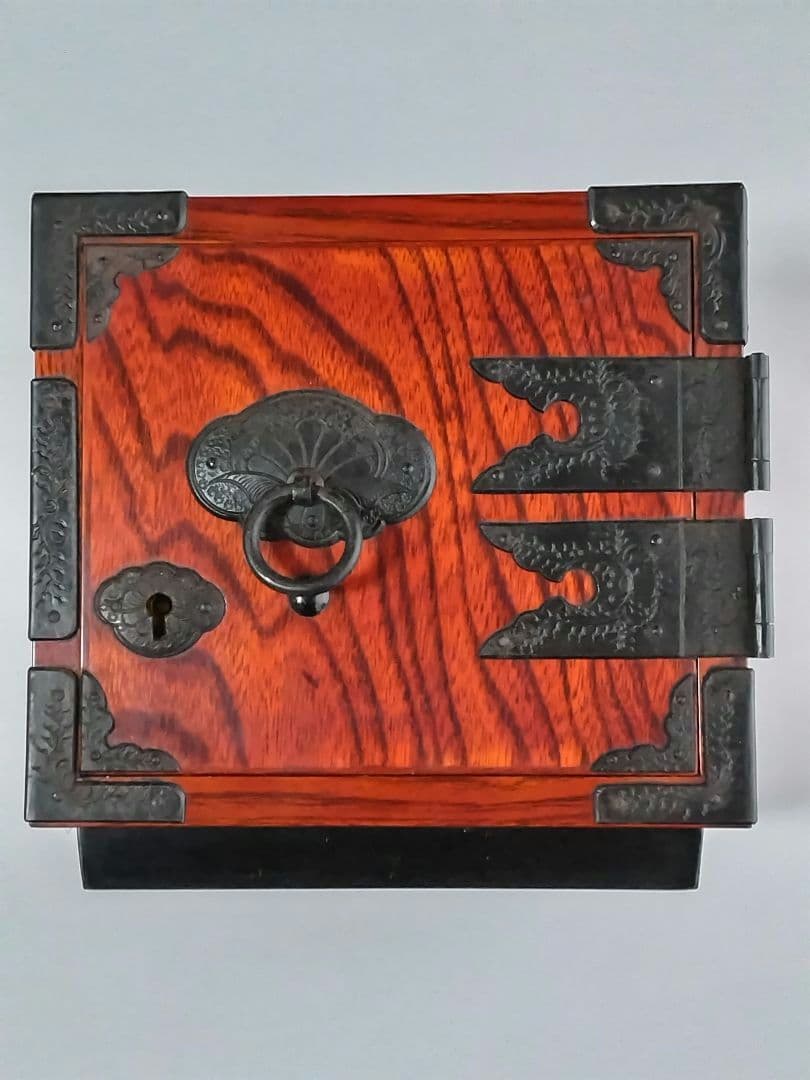 伝統的な仙台箪笥 アダチ工芸 製作所の工芸品