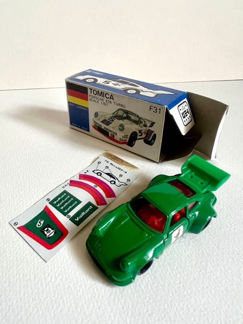 トミカ F31モデル　ミニカー ステッカー付き