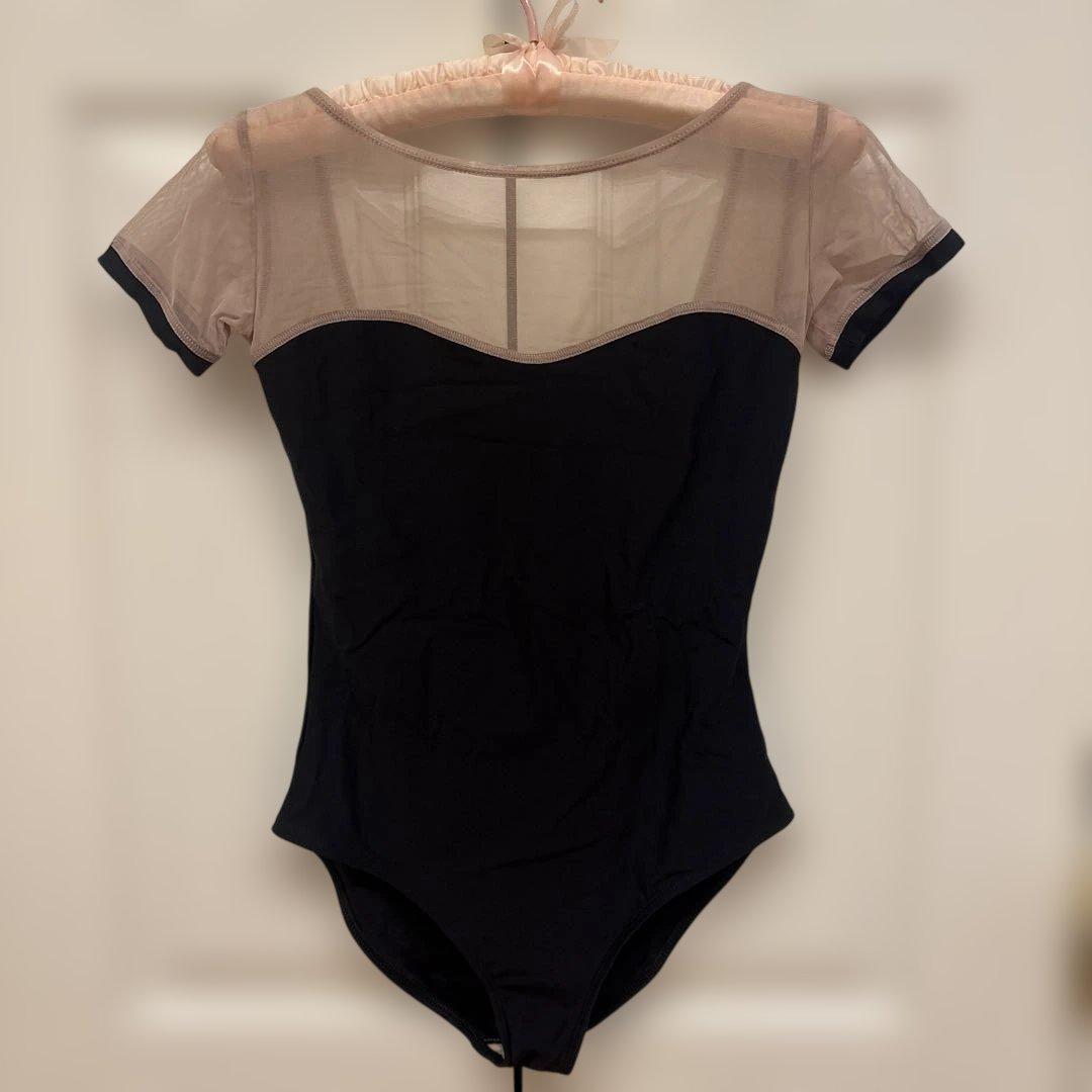 デラロミラノ黒とベージュの半袖レオタード