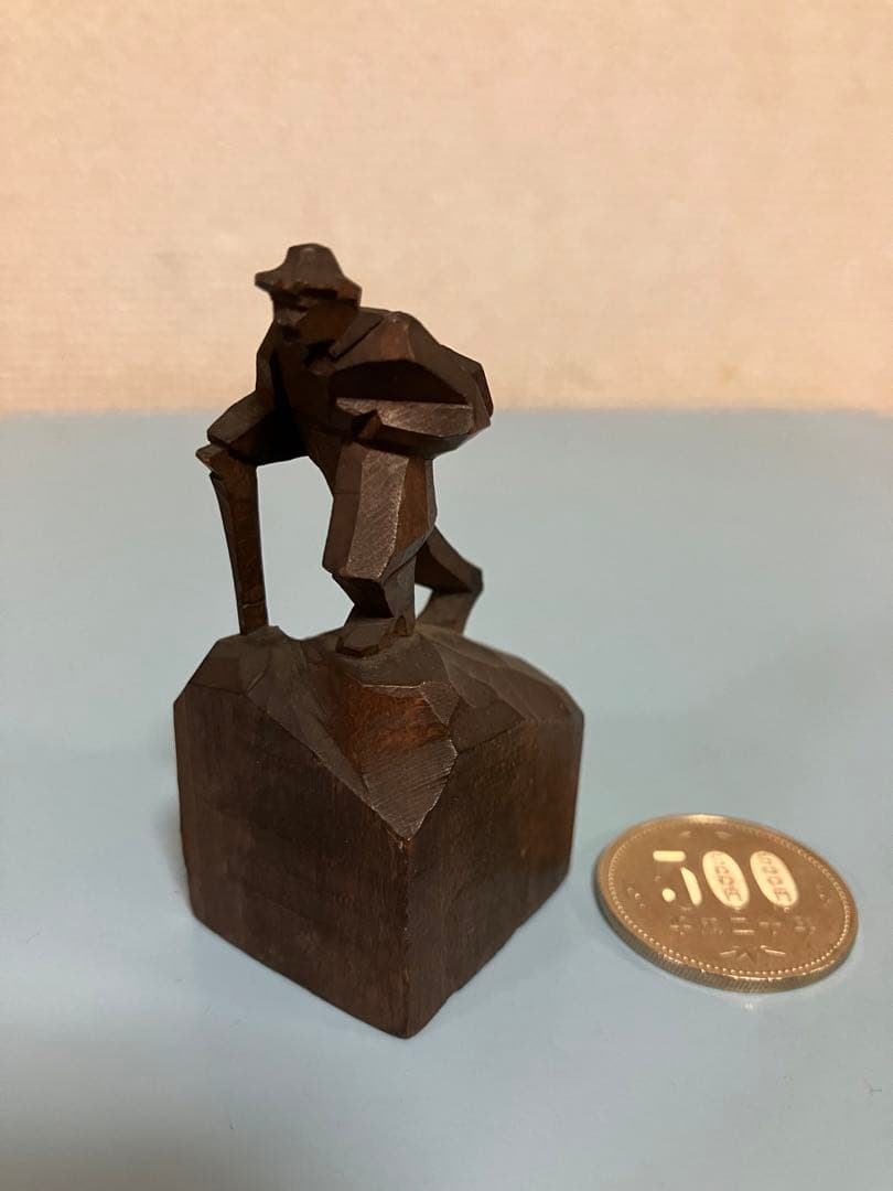 ミニマムサイズ一刀彫　登山者　木製　木彫刻　 昭和レトロ