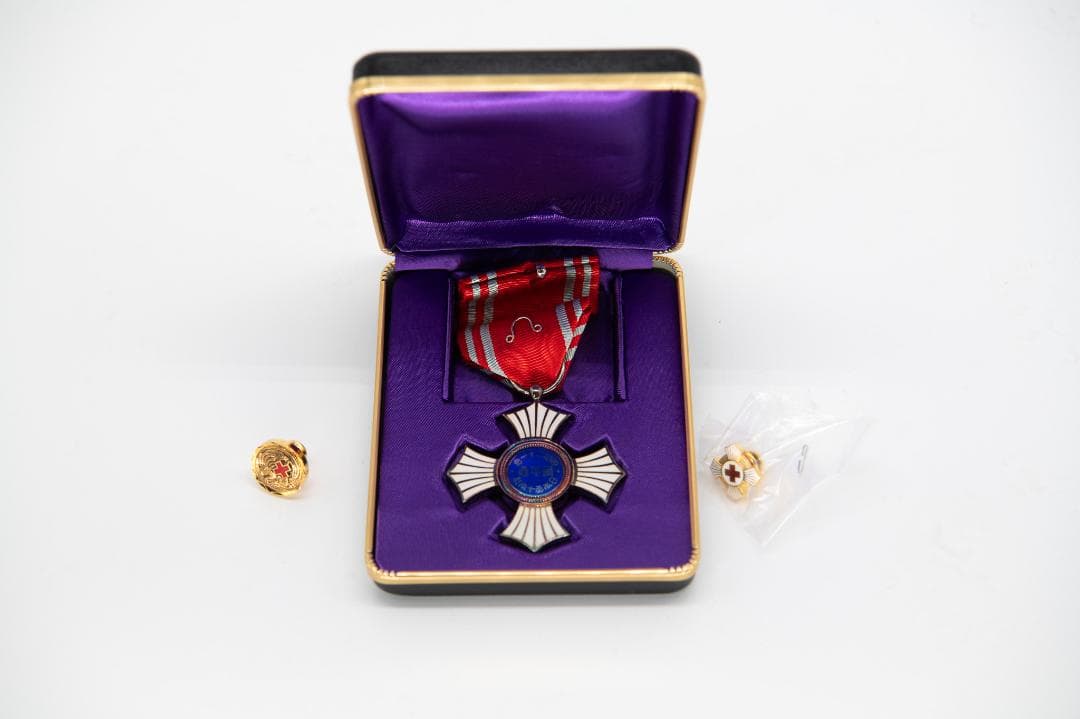 日本赤十字社 金色有功章 ケース・ピンバッジ付き - メルカリ