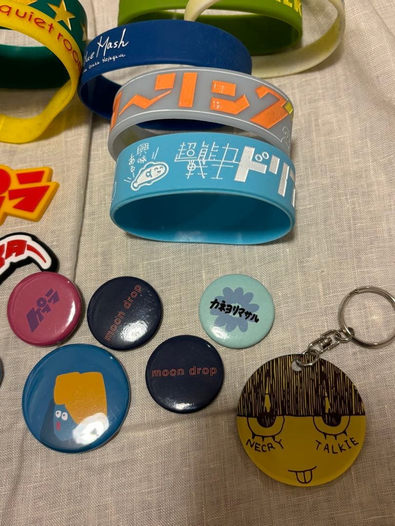 邦ロック バンド グッズ ラバーバンド キーホルダー 缶バッジ - メルカリ