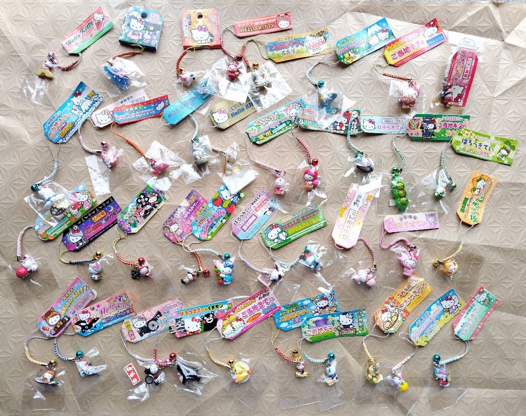 未使用未開封　ハローキティ　御当地限定根付ストラップ　38個