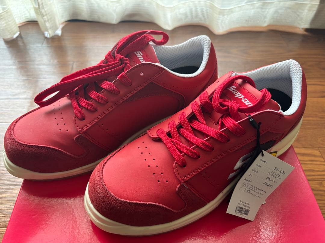 赤いスニーカー 安全靴