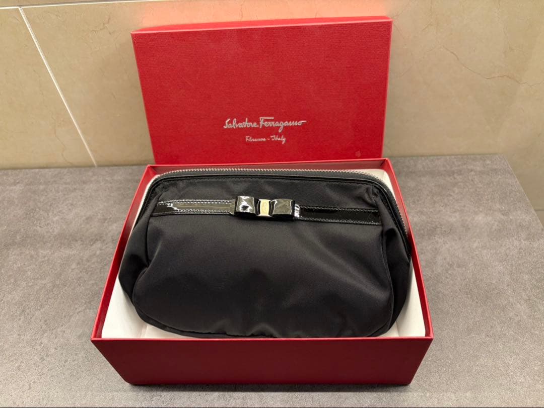 【新品】 Ferragamo フェラガモ　ポーチ ヴァラリボン ブラック リボン