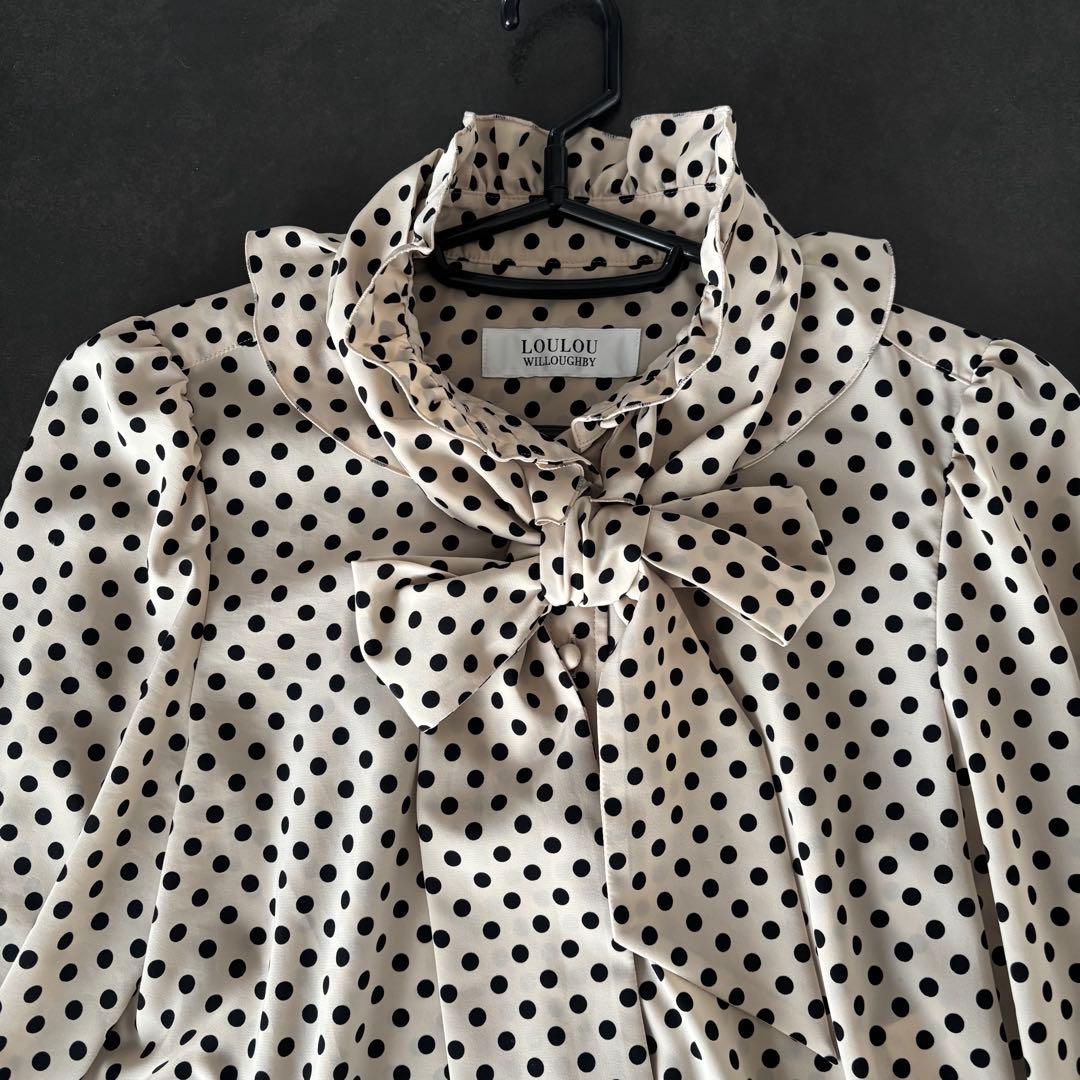 2025 LOULOU WILLOUGHBY デシンドットフリルボウタイブラウス - メルカリ
