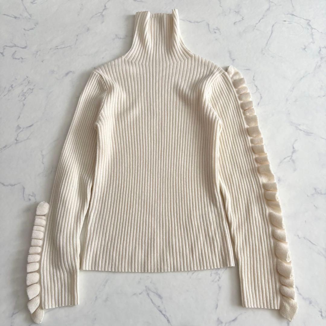 Cygne シーニュ 袖フリルタートルニット lily ホワイト