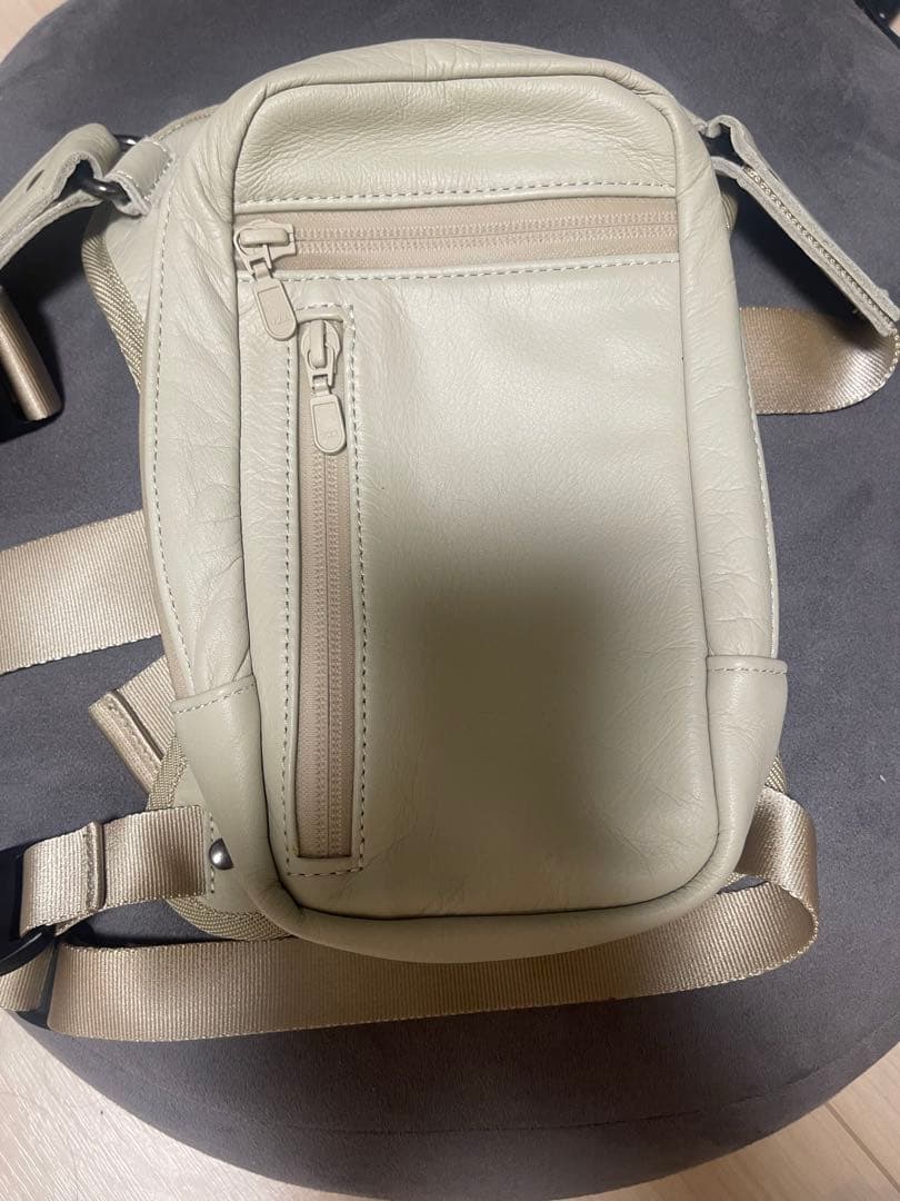 クシタニ ライトグレー ボディバッグ 合成皮革
