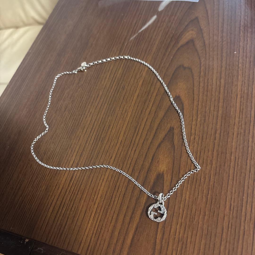 GUCCI シルバーネックレス ロゴチャーム付き