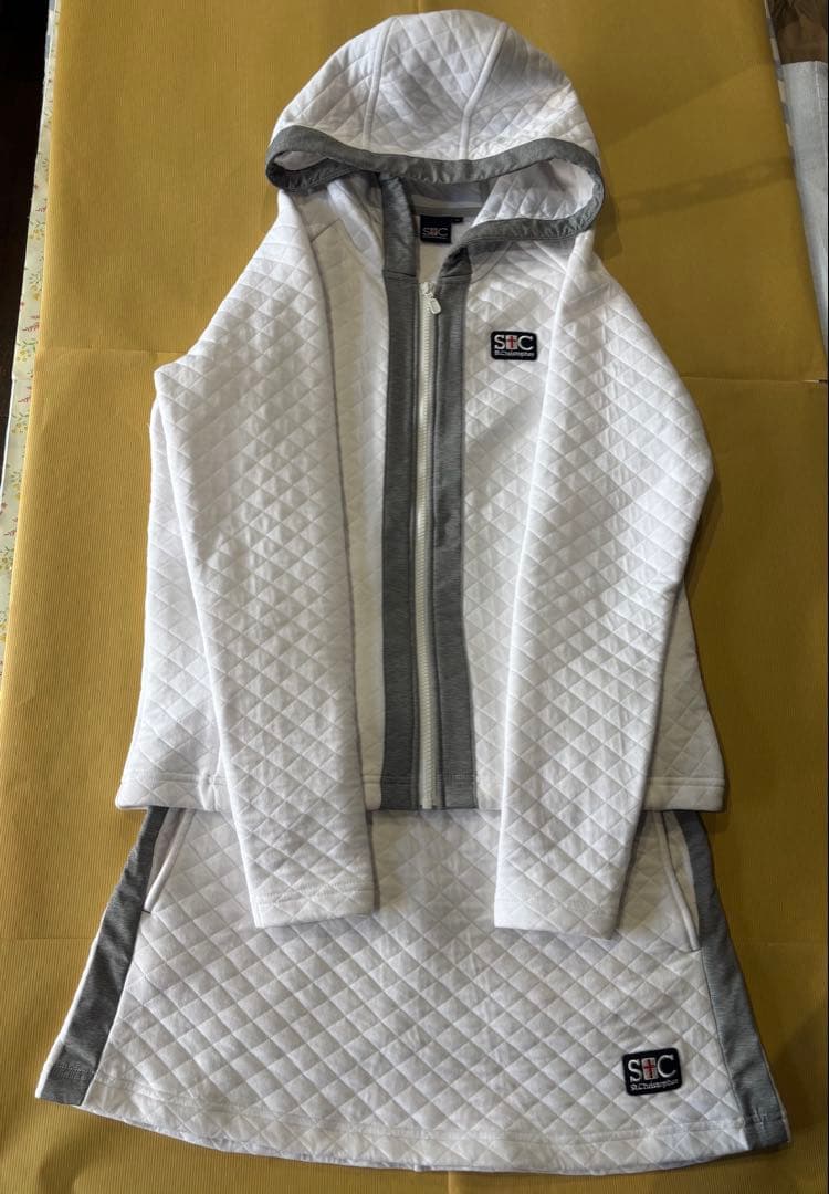 ☆未使用☆美品☆ フード付きキルティングジャケット　スコート おしゃれな冬の白♪ キルトフード付きコート 中綿ロングジャケット 中綿フード付きコート