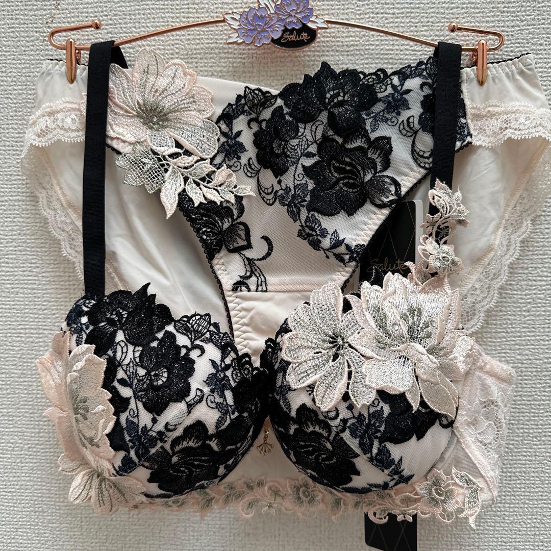 新作サルート28G★新品★ブラD75&ショーツＬセット