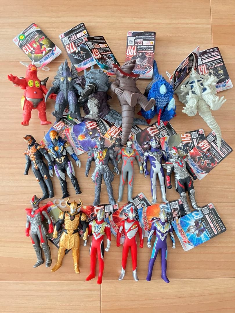 新品 タグ付き ウルトラマン シリーズ 怪獣 ヒーロー フィギュア 17体