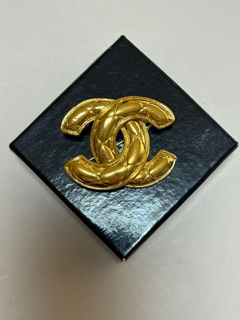 CHANEL マトラッセ　ブローチ CHANEL - CHANEL シャネル ブローチ ココマーク マトラッセ バッグ