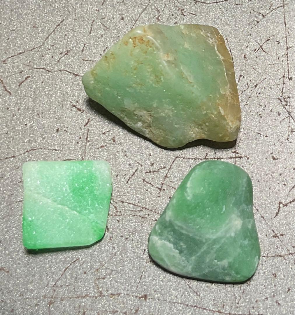 鮮やかな緑色　糸魚川翡翠3個セット合計3g ヒスイ　ひすい 日本製 自社製 日本銘石協会 正規代理店 翡翠 ひすい ヒスイ 硬玉