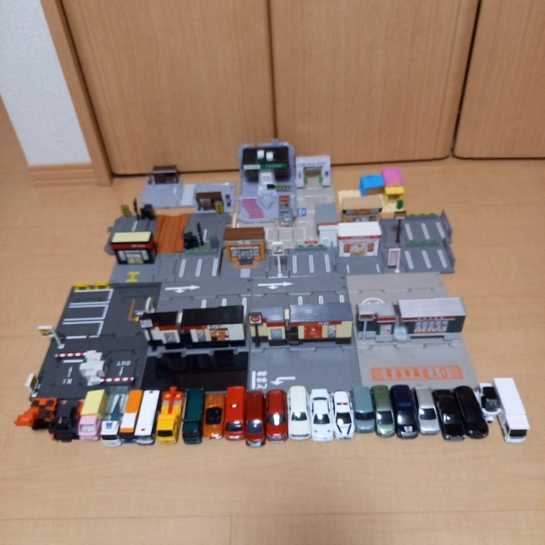 トミカタウンENEOS、セブンイレブン、タイムズ、14店トミカ23台まとめ売り