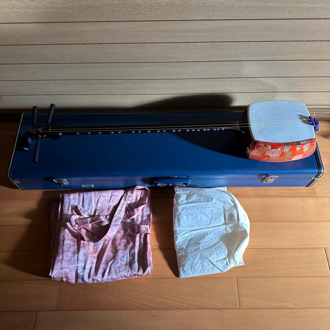 三味線本体 細棹 3弦 ハードケース付き（鍵付）秋田三味線 長唄等 美品 朱和柄