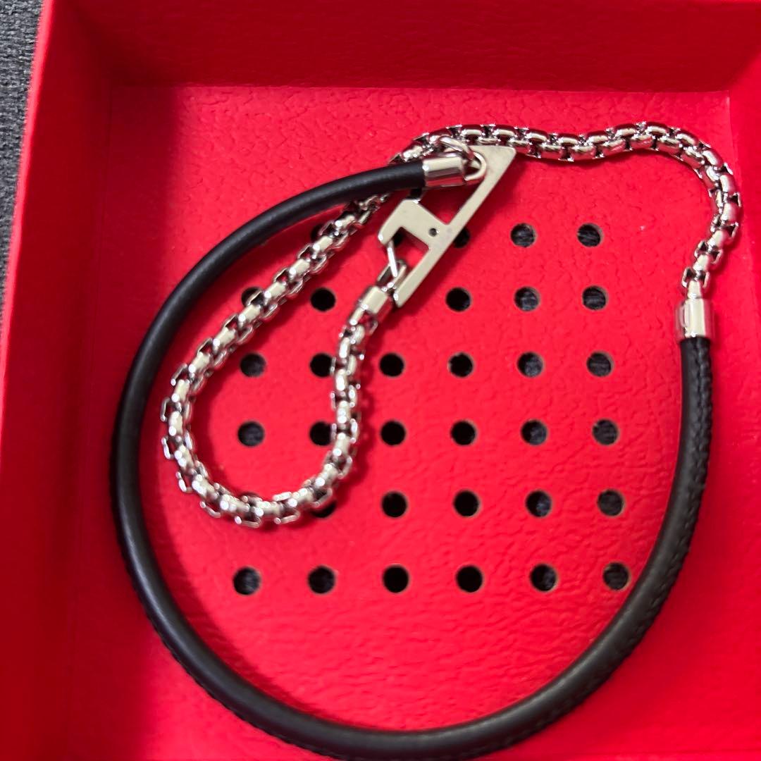 レザーと金属のブレスレット