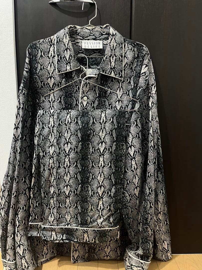 el conductor ヘビ柄長袖シャツセットアップ　値引き中