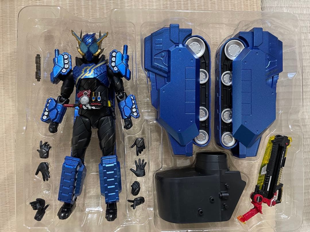 S.H フィギュアアーツ　仮面ライダービルド　タンクフォーム