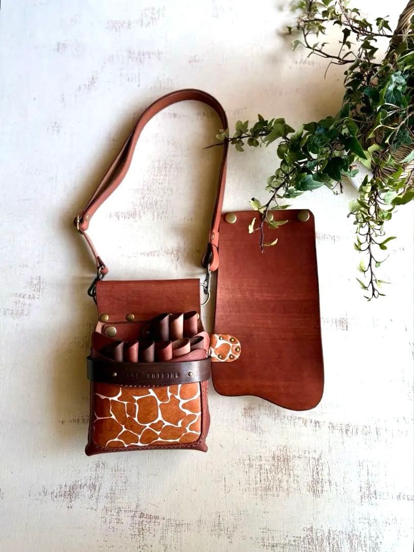 Pokomaru　手染めテラコッタ、ハラコジラフの大容量蓋付きシザーケース