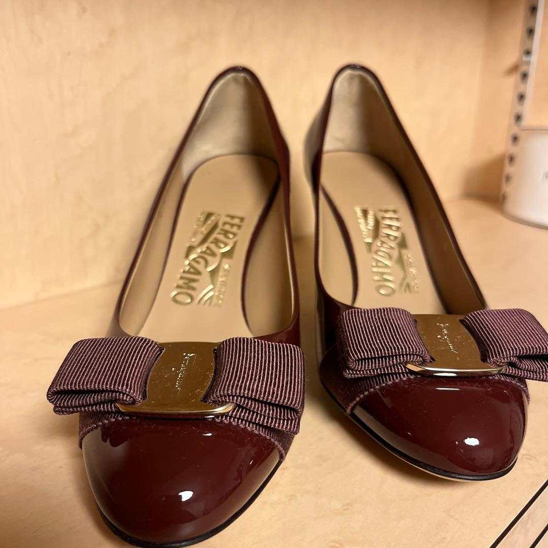 専用　新品未使用　フェラガモCARLA70カルラ　リボンパンプス　バーガンディー FERRAGAMO（フェラガモ） リボン パンプス Salvatore Ferragamo 正規品