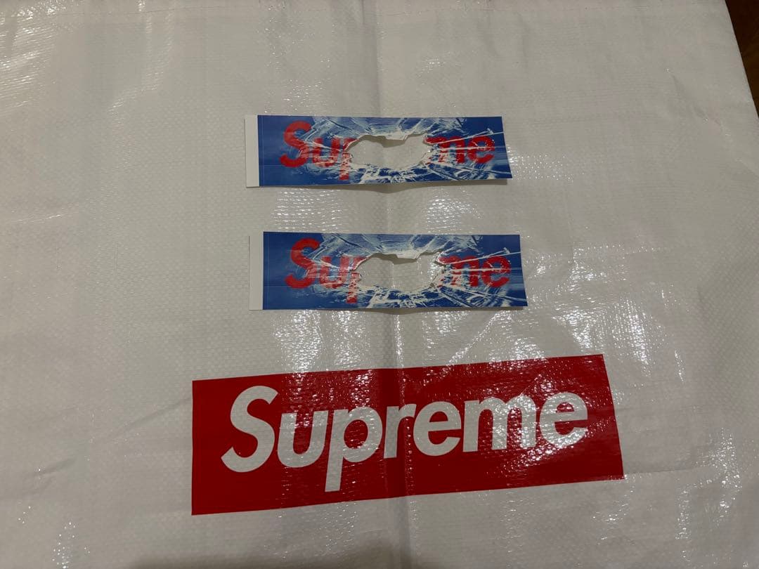 supremeステッカー2枚セット - メルカリ
