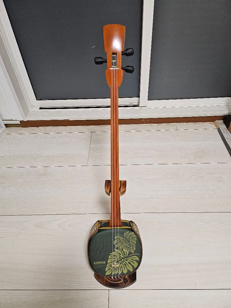 ASOVIVA 三線本体 葉のデザインスタンド付き